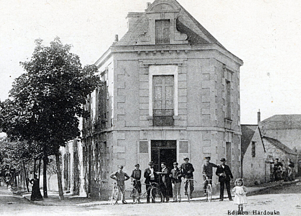 La Possonnière - Café en haut de l'avenue de la gare
